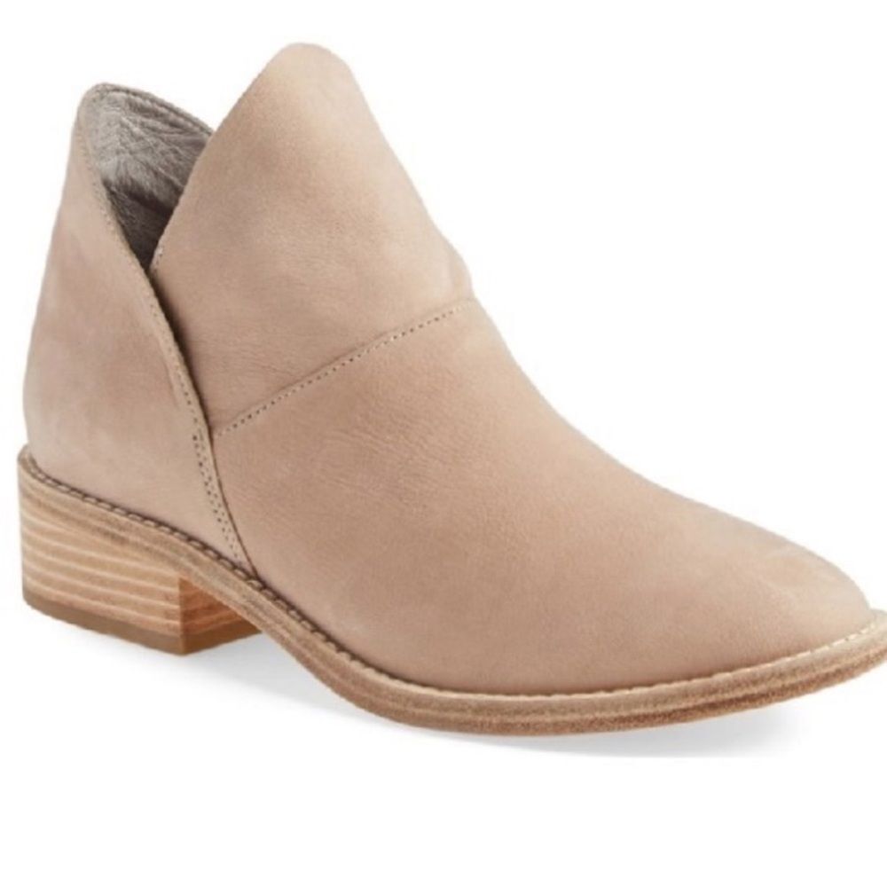 Eileen Fisher |‎ Leather Leaf Bootie in Barley 5.5